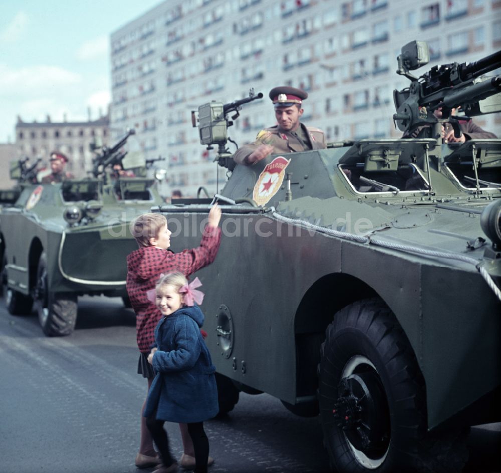 Berlin: Paradefahrt von Militärtechnik Schützenpanzerwagen SPW BRDM-1 in Berlin in der DDR