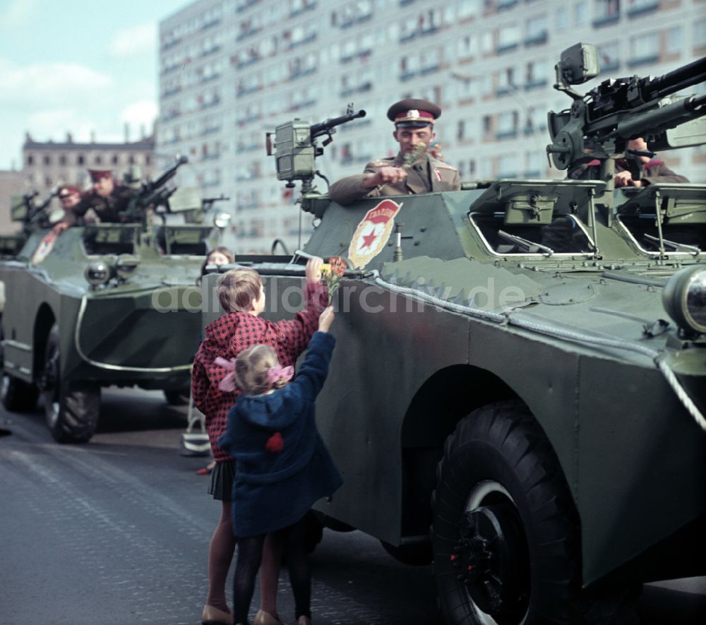 DDR-Bildarchiv: Berlin - Paradefahrt von Militärtechnik Schützenpanzerwagen SPW BRDM-1 in Berlin in der DDR