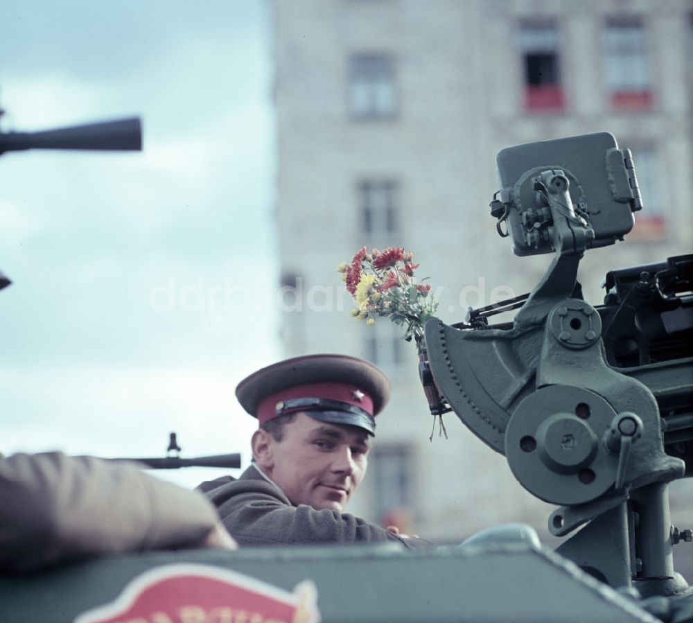 DDR-Fotoarchiv: Berlin - Paradefahrt von Militärtechnik Schützenpanzerwagen SPW BRDM-1 in Berlin in der DDR