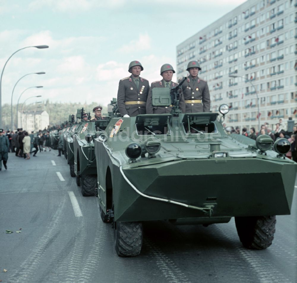 Berlin: Paradefahrt von Militärtechnik Schützenpanzerwagen SPW BRDM-1 in Berlin in der DDR