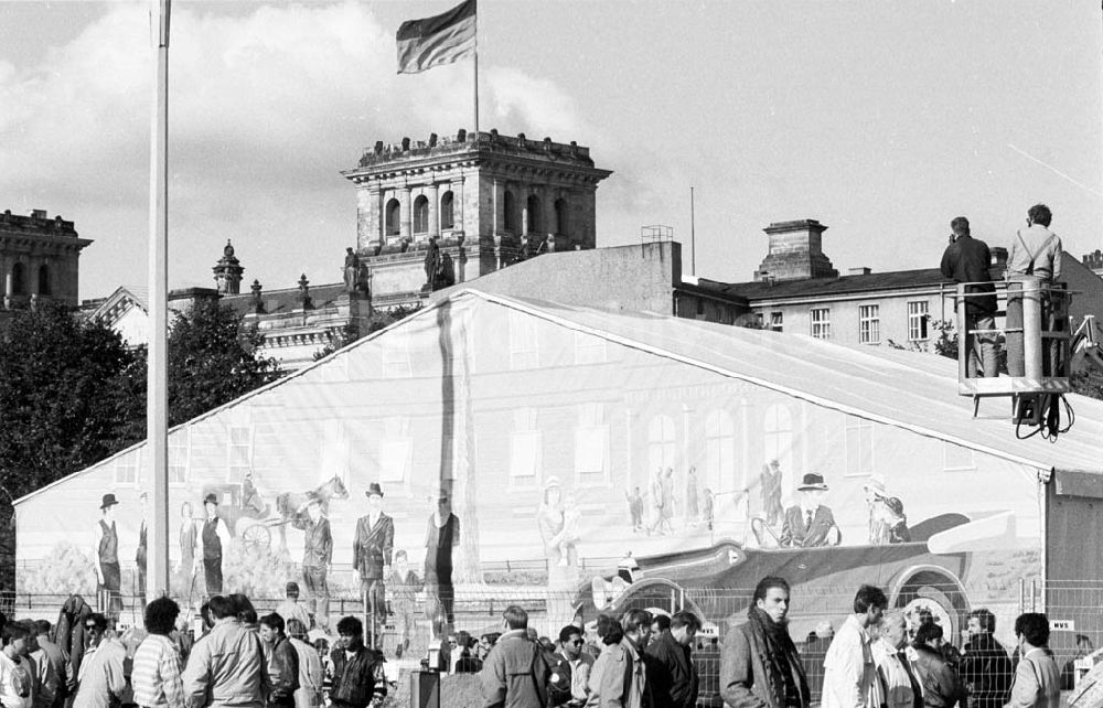 DDR-Fotoarchiv: Berlin - Pariserplatz, Baustellenmalerei 12.10.1992