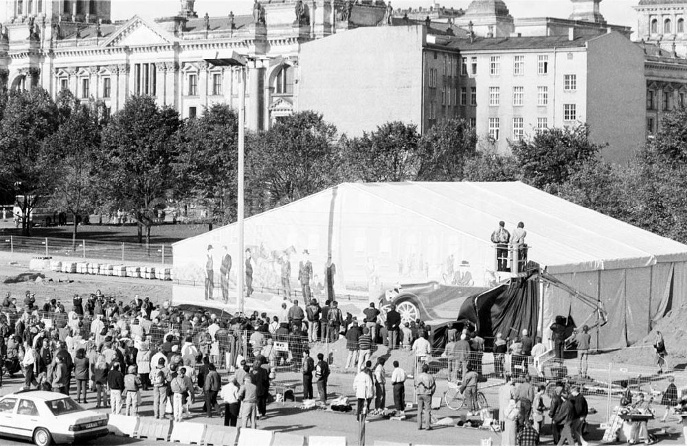 Berlin: Pariserplatz, Baustellenmalerei 12.10.1992