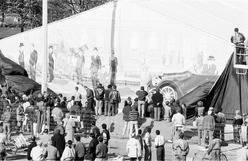 DDR-Bildarchiv: Berlin - Pariserplatz, Baustellenmalerei 12.10.1992