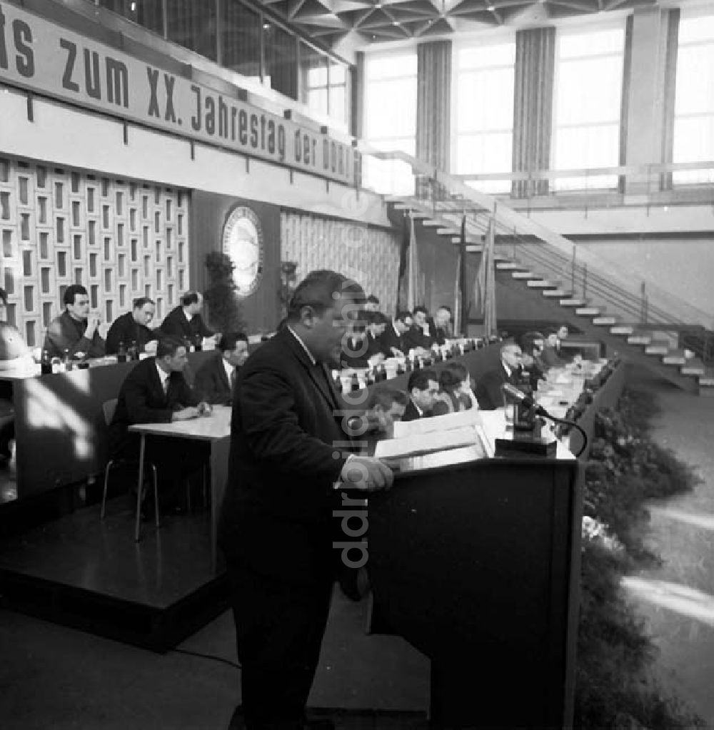 DDR-Fotoarchiv: Berlin - Parteiaktivtagung im Schleifmaschinenkombinat Marzahn mit Paul V