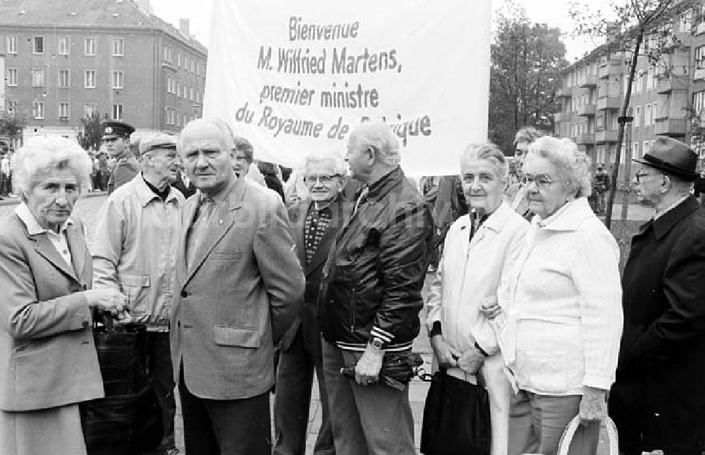 DDR-Bildarchiv: Berlin - Parteigruppe beim Empfang von Wilfried Martens (Belgien) in der Ossietzkystrasse Umschlagnr