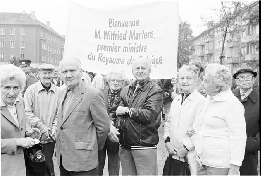 DDR-Fotoarchiv: Berlin - Parteigruppe beim Empfang von Wilfried Martens (Belgien) in der Ossietzkystrasse Umschlagnr