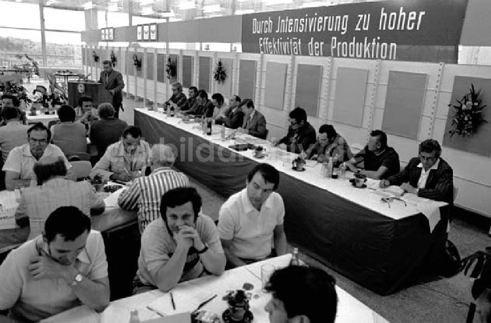 DDR-Bildarchiv: Berlin - Parteitagung im 9. Bezirk Marzahn Foto: Schönfeld