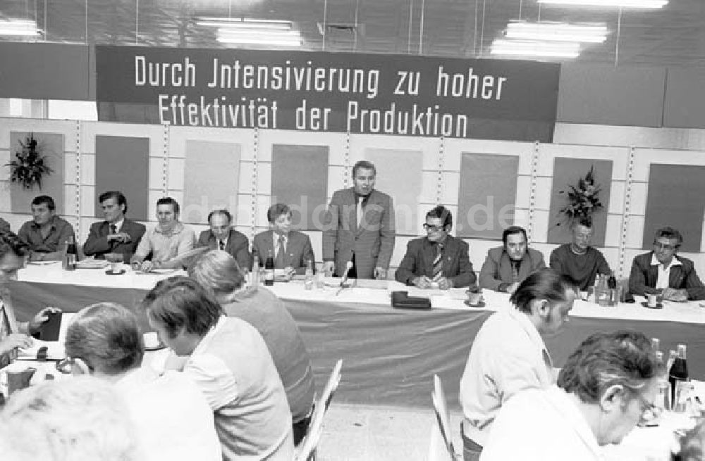 DDR-Bildarchiv: Berlin - Parteitagung im 9. Bezirk Marzahn Foto: Schönfeld