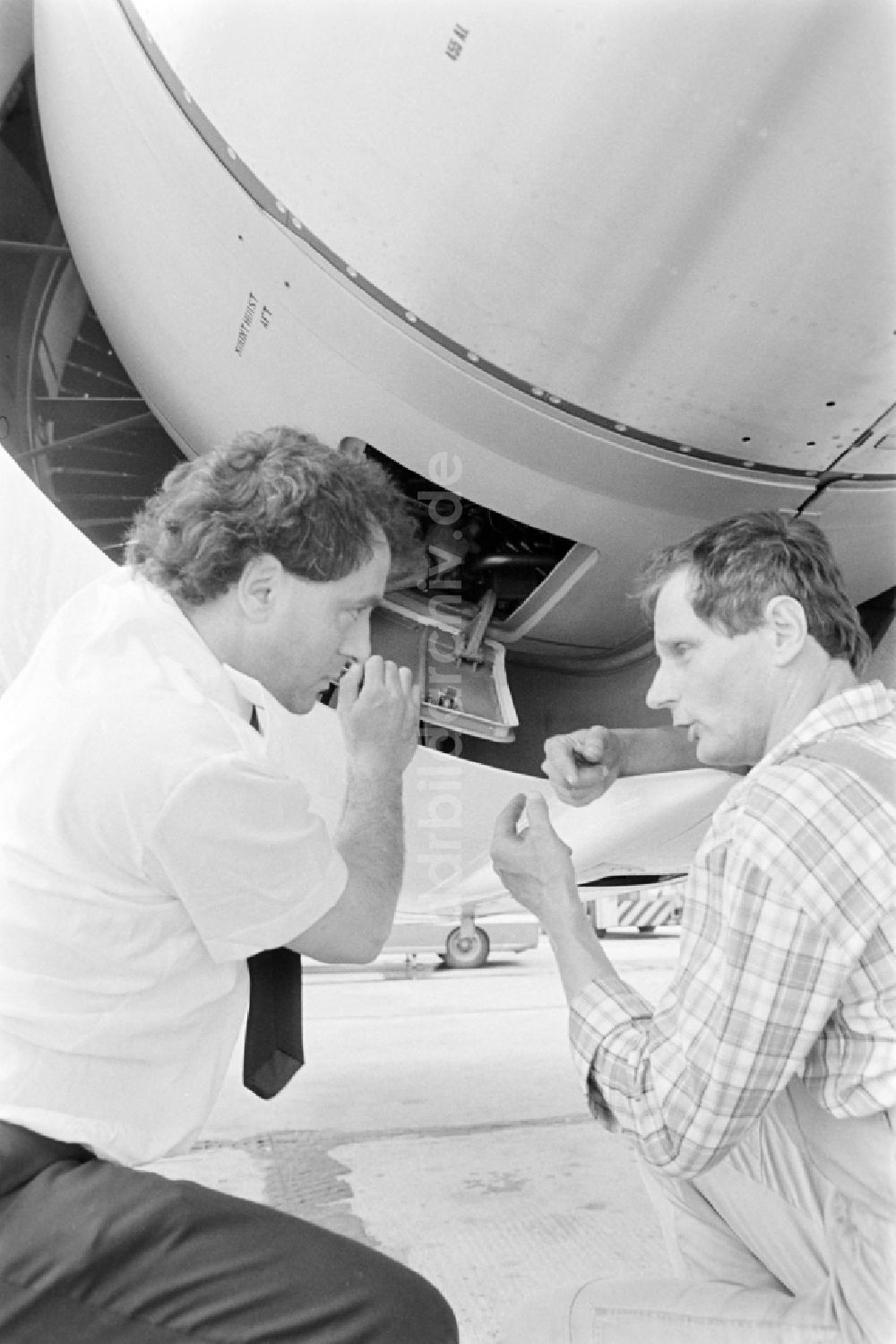 Schönefeld: Passagierflugzeug Airbus A310 der INTERFLUG auf dem Flughafen in Schönefeld in Brandenburg in der DDR