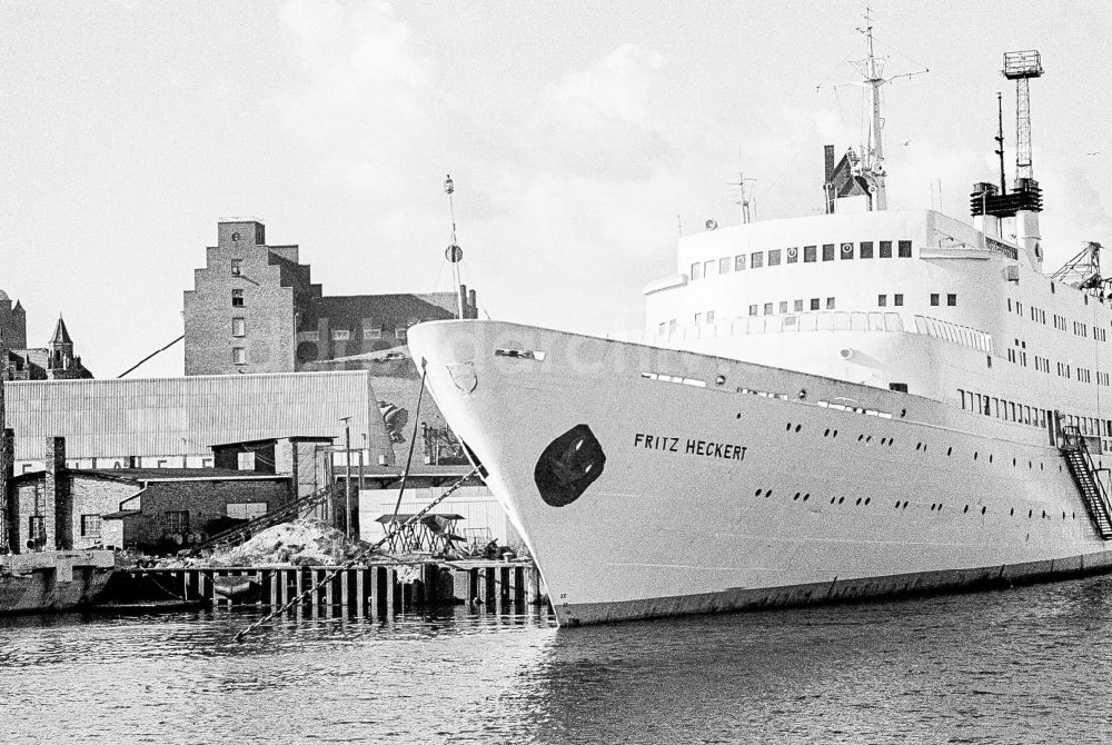 Rostock: Passagierschiff Fritz Heckert der Deutsche Seereederei in Rostock in der DDR