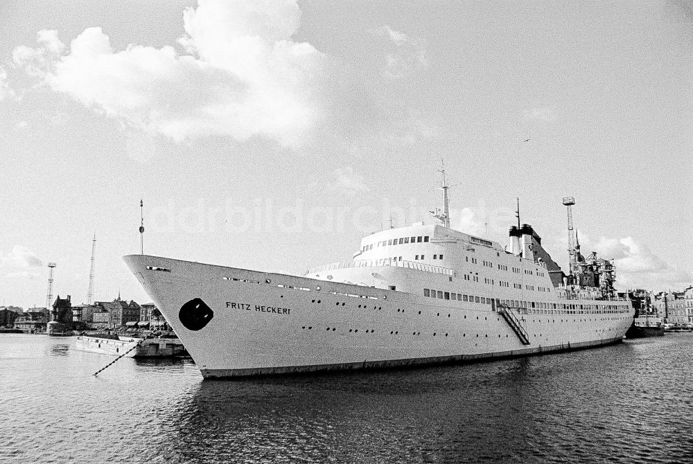 DDR-Bildarchiv: Rostock - Passagierschiff Fritz Heckert der Deutsche Seereederei in Rostock in der DDR