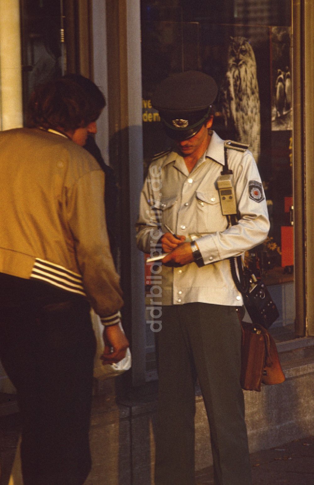 Berlin: Personenkontrolle im Ortsteil Mitte in Berlin in der DDR