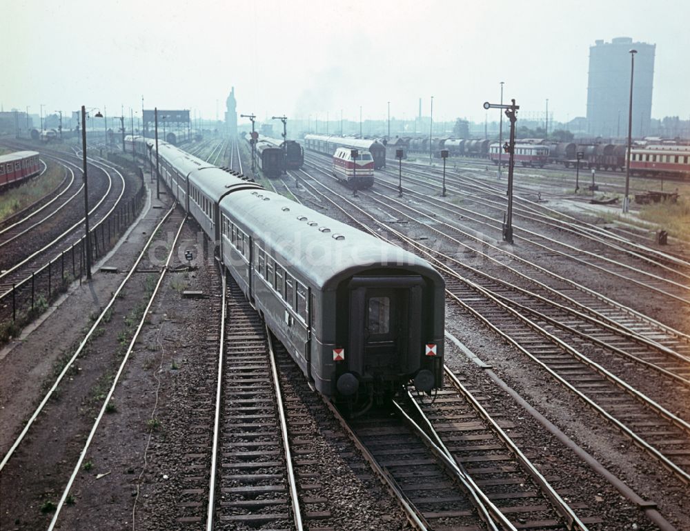 DDR-Bildarchiv: Berlin - Personenzug der Deutschen Reichsbahn in der DDR