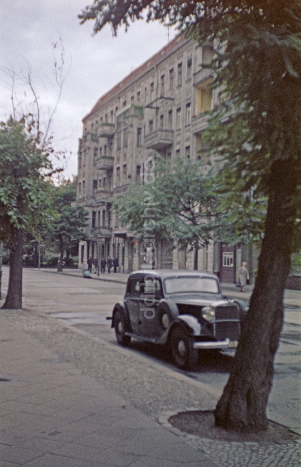 DDR-Bildarchiv: Berlin - PKW - Kraftfahrzeug Mercedes Benz W136 170V in Berlin in der DDR