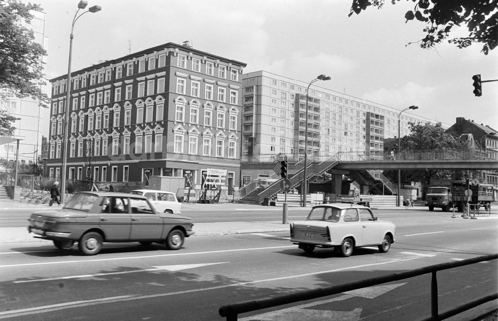 DDR-Bildarchiv: Berlin - PKW - Kraftfahrzeug vom Typ Lada und Trabant im Ortsteil Lichtenberg in Berlin in der DDR