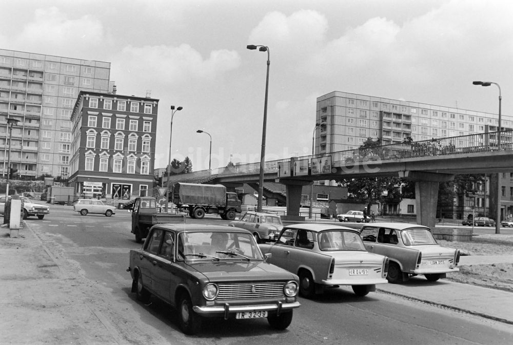 Berlin: PKW - Kraftfahrzeug vom Typ Lada und Trabant im Ortsteil Lichtenberg in Berlin in der DDR