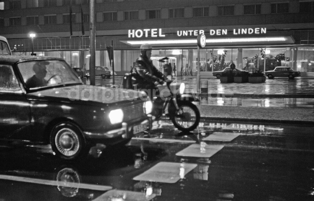 Berlin: PKW - Kraftfahrzeug Wartburg 311 und MZ Motorrad vor den Hotel Unter den Linden in Berlin in der DDR