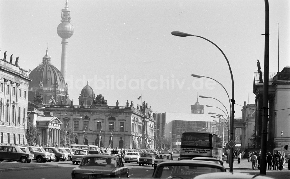 Berlin: PKW - Kraftfahrzeuge im Ortsteil Mitte in Berlin in der DDR