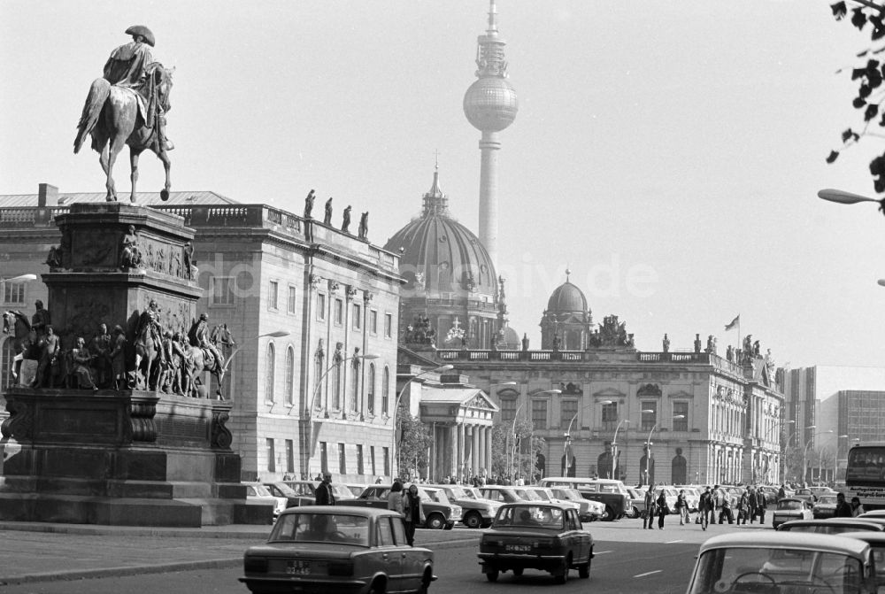 DDR-Bildarchiv: Berlin - PKW - Kraftfahrzeuge im Ortsteil Mitte in Berlin in der DDR