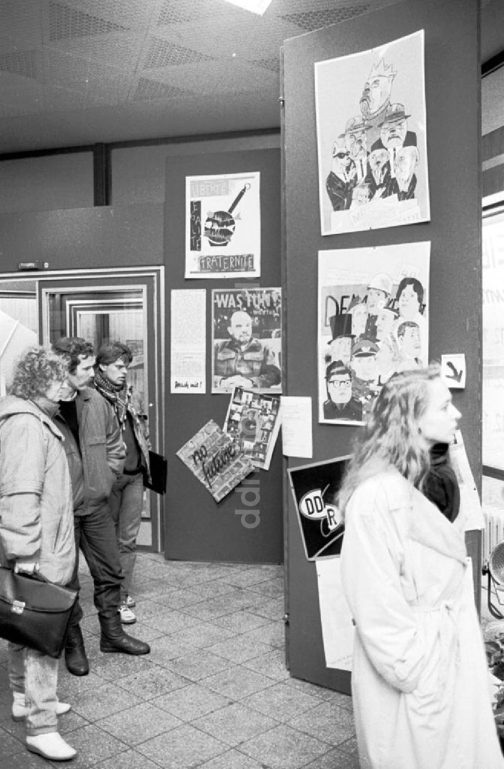 DDR-Bildarchiv: Berlin-Mitte - Plakatausstellung am Fernsehturm 14.12.89 Foto: Grahn Umschlagnummer: 1511