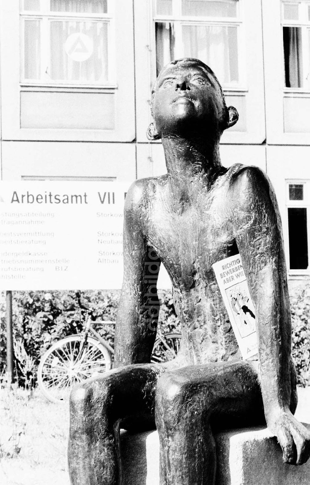 Berlin: Plastik vor AA Storkower Straße 03.07.1992