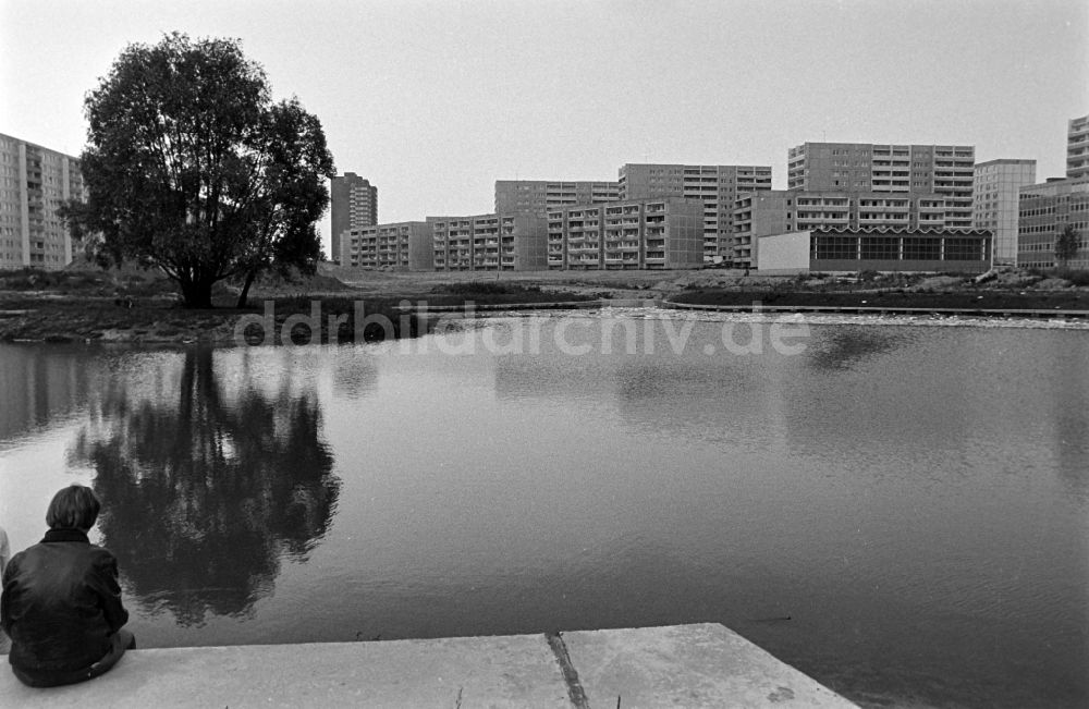 Berlin: Plattenbau- Wohnsiedlung am Helene-Weigel-Platz am Springpfuhl in Berlin in der DDR