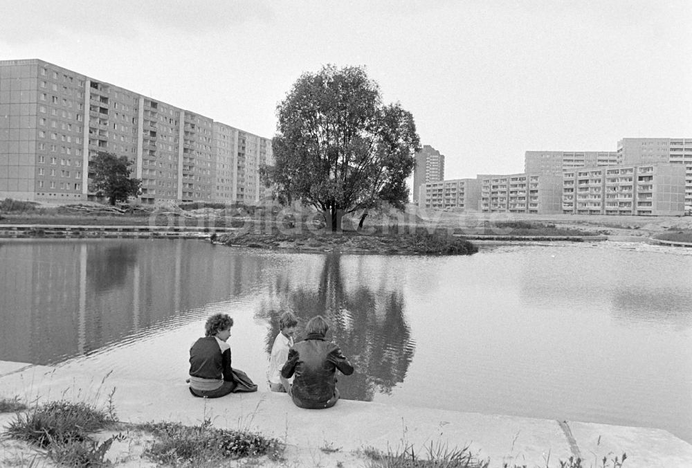 DDR-Bildarchiv: Berlin - Plattenbau- Wohnsiedlung am Helene-Weigel-Platz am Springpfuhl in Berlin in der DDR