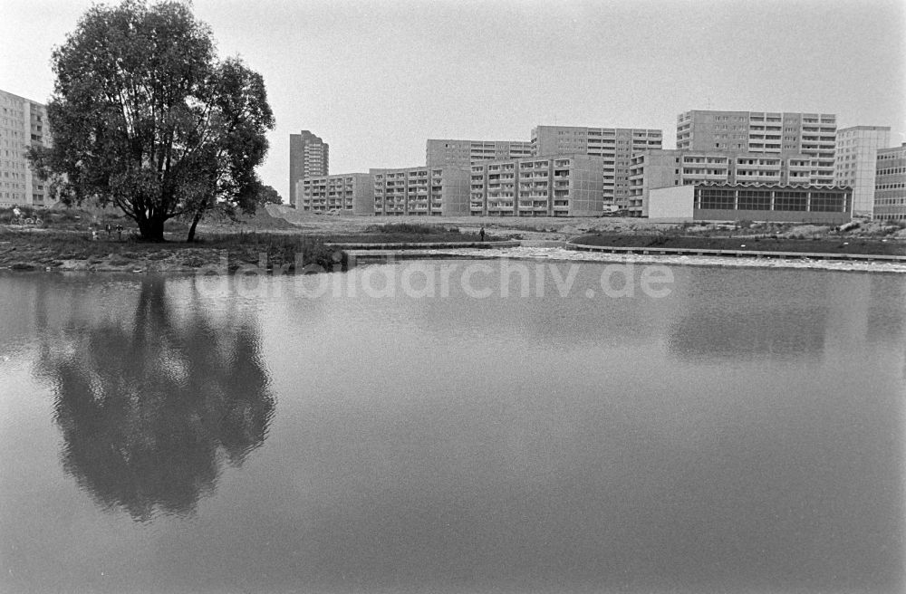 Berlin: Plattenbau- Wohnsiedlung am Helene-Weigel-Platz am Springpfuhl in Berlin in der DDR