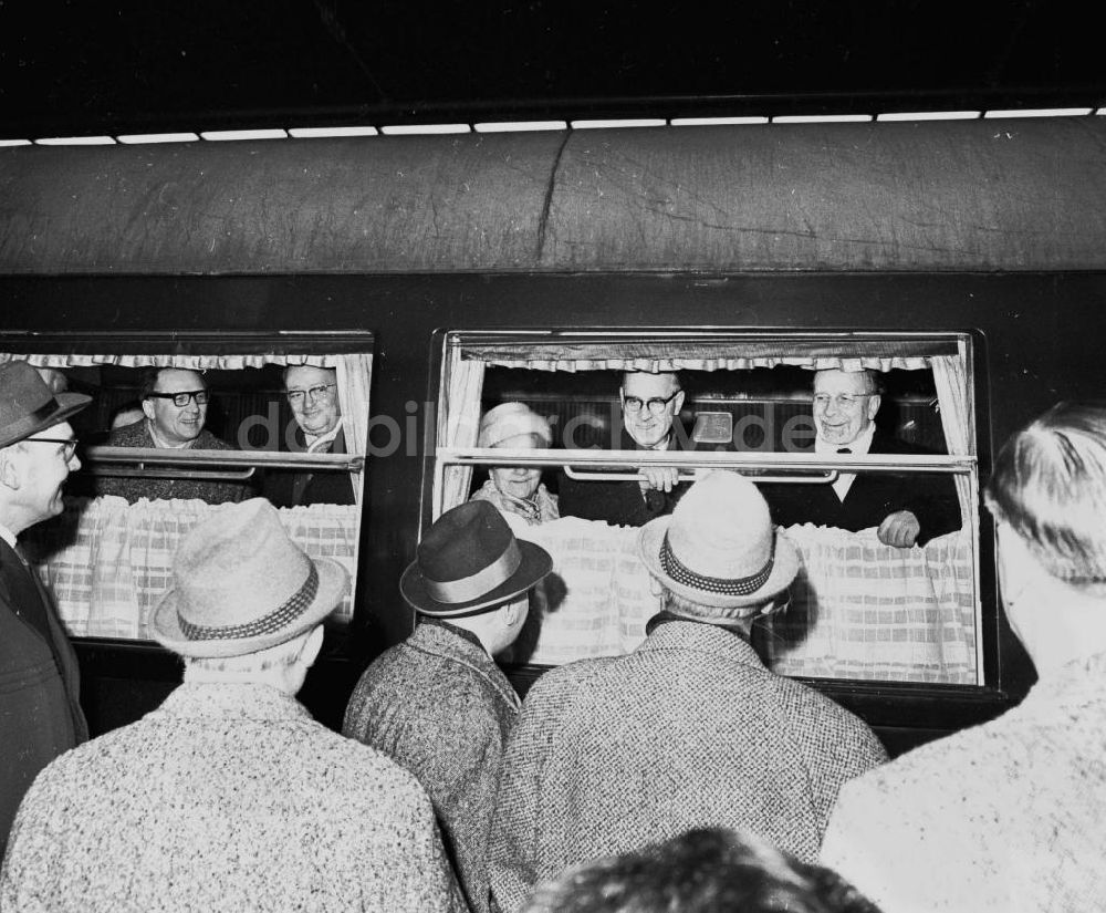 DDR-Bildarchiv: Berlin - Politiker im Zug nach Moskau am Berliner Ostbahnhof