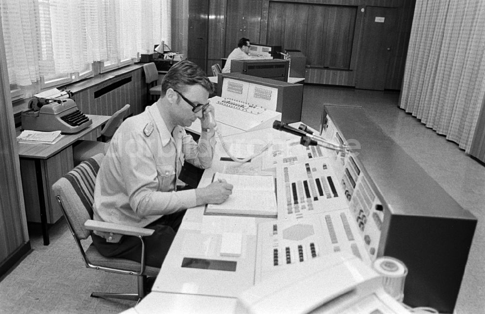 Berlin: Polizist in Uniform der Deutschen Volkspolizei im Polizeipräsidium in Berlin in der DDR