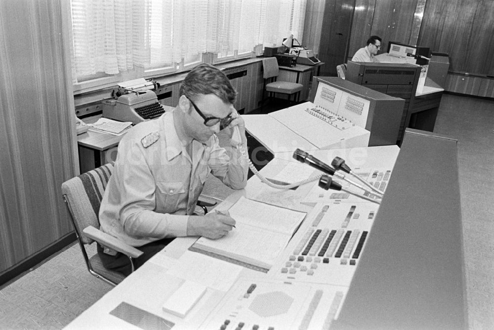 DDR-Bildarchiv: Berlin - Polizist in Uniform der Deutschen Volkspolizei im Polizeipräsidium in Berlin in der DDR