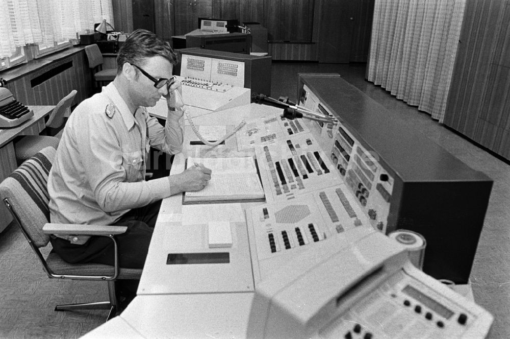 DDR-Fotoarchiv: Berlin - Polizist in Uniform der Deutschen Volkspolizei im Polizeipräsidium in Berlin in der DDR