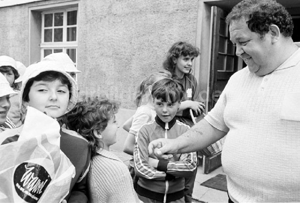 DDR-Fotoarchiv: Meisdorf - Polnische Kinder im Kinderferienlager Meisdorf bei Hettstedt Umschlagnr.: 813 Foto: Bonitz