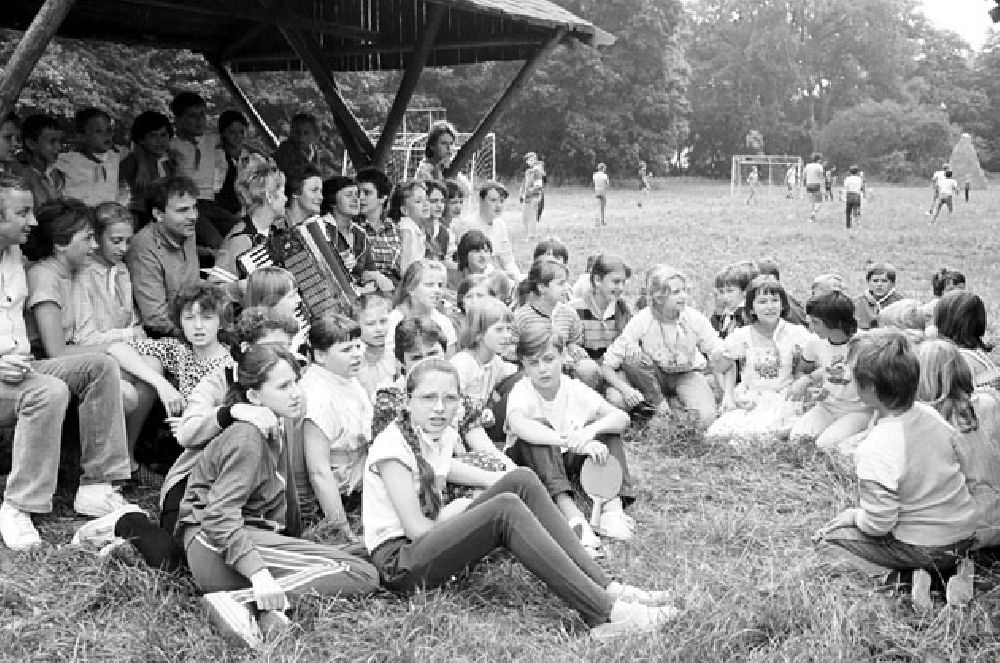 DDR-Fotoarchiv: Meisdorf - Polnische Kinder im Kinderferienlager Meisdorf bei Hettstedt Umschlagnr.: 813 Foto: Bonitz