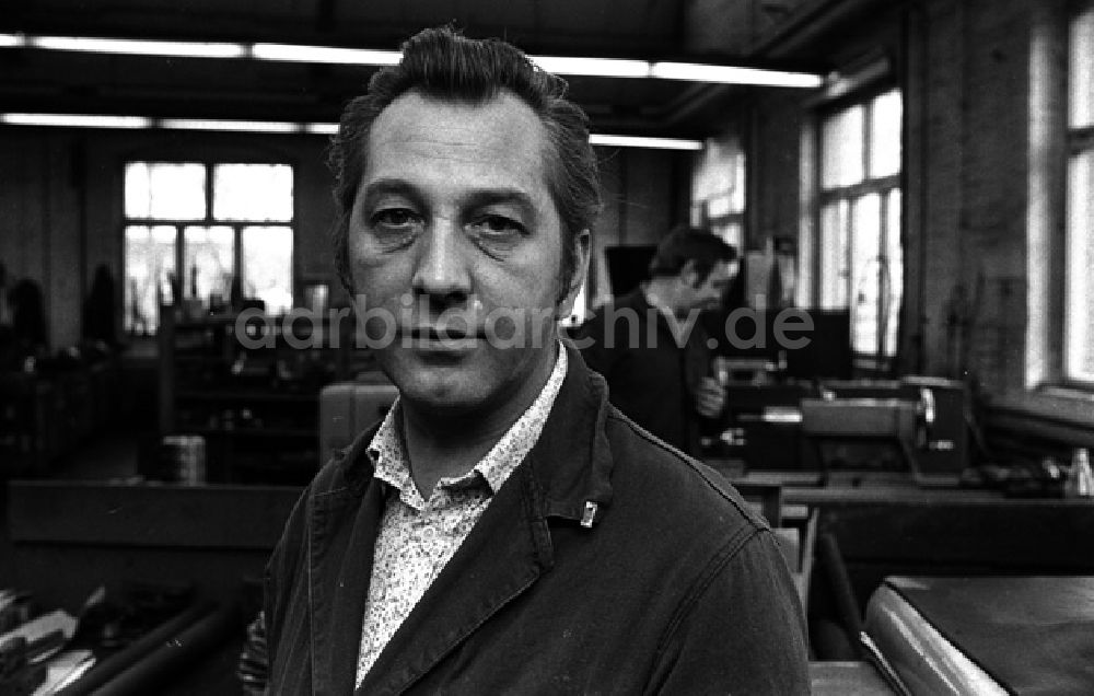 DDR-Fotoarchiv: Berlin - Porträt von Harry Evers. Meister im Akkumulatoren- und Elementenfabrik (176)