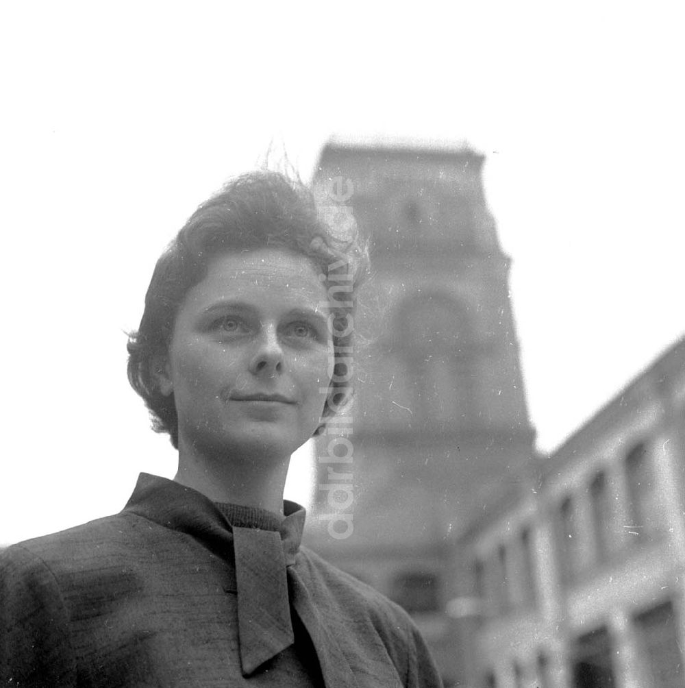 DDR-Fotoarchiv: Berlin - Porträt Hilda Brama, Sekretärin an der 17.Oberschule Köpenick. Foto: Lange