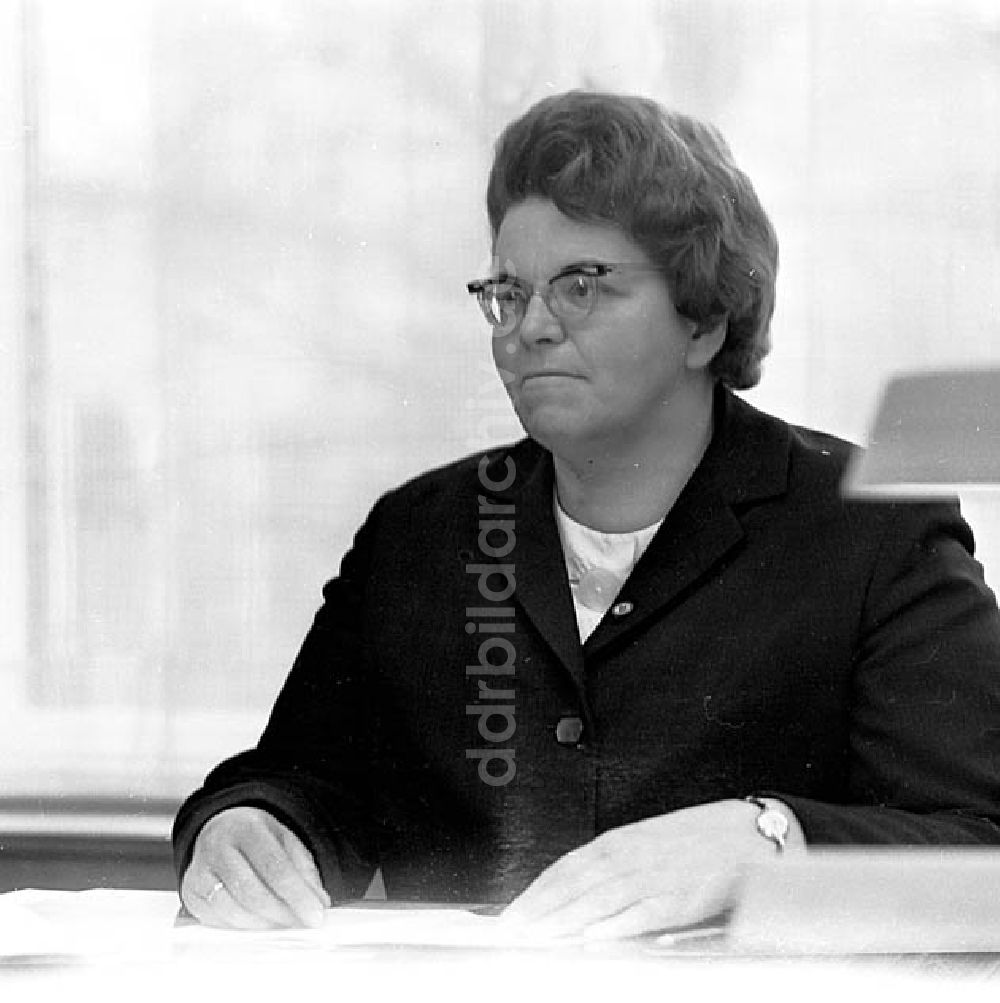 DDR-Fotoarchiv: Flöha/ Sachsen - Porträts von Parteitagsdelegierten Ursula Zschau Parteisekretär im VEB Baumwollspinnerei Flöha/ Sachsen Umschlagnr