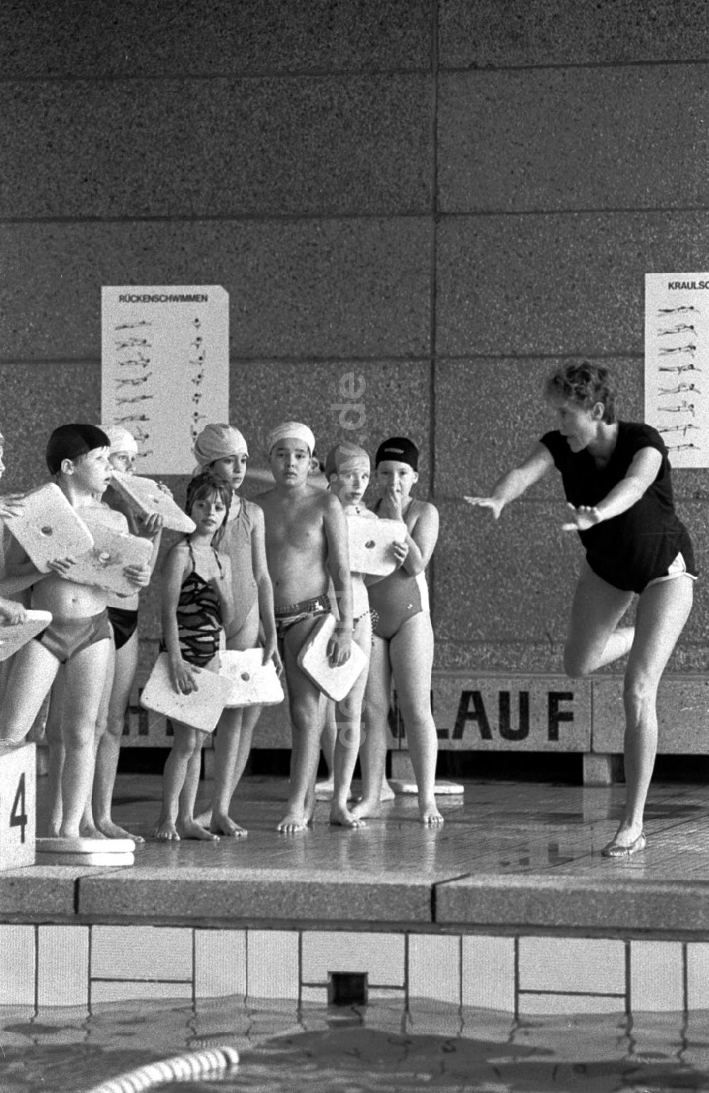 DDR-Bildarchiv: Berlin-Mitte - POS Schulschwimmunterricht in der SH Holzmarkstr. 02.10.89 Foto: ND/ Grahn Umschlagnummer: 1132