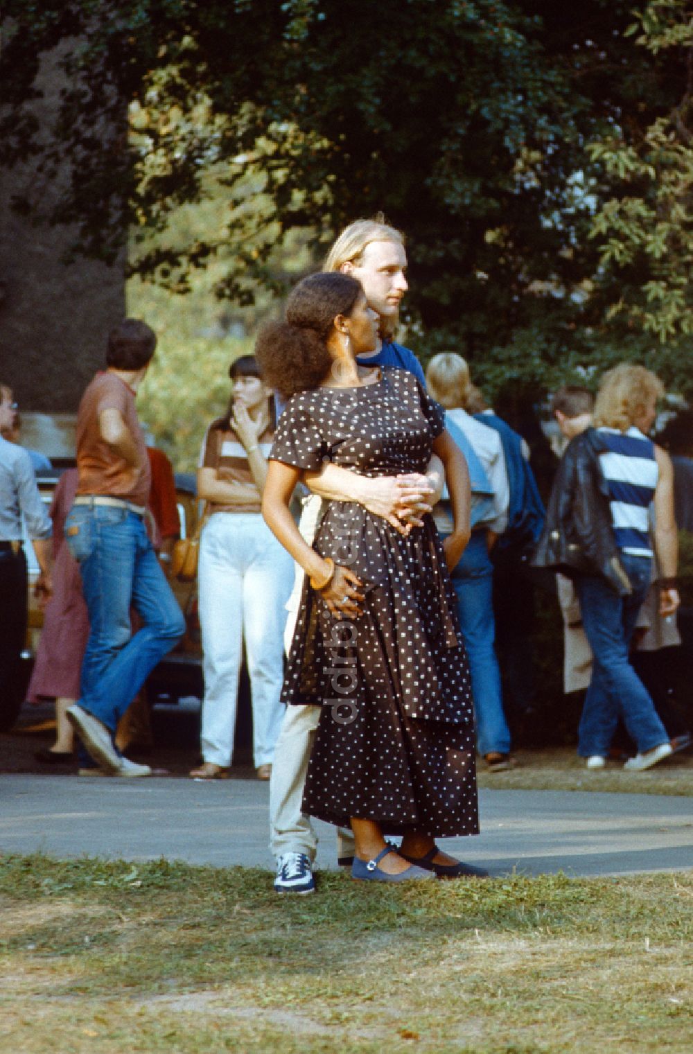 DDR-Bildarchiv: Berlin - Pärchen auf dem Pankefest in Berlin in der DDR