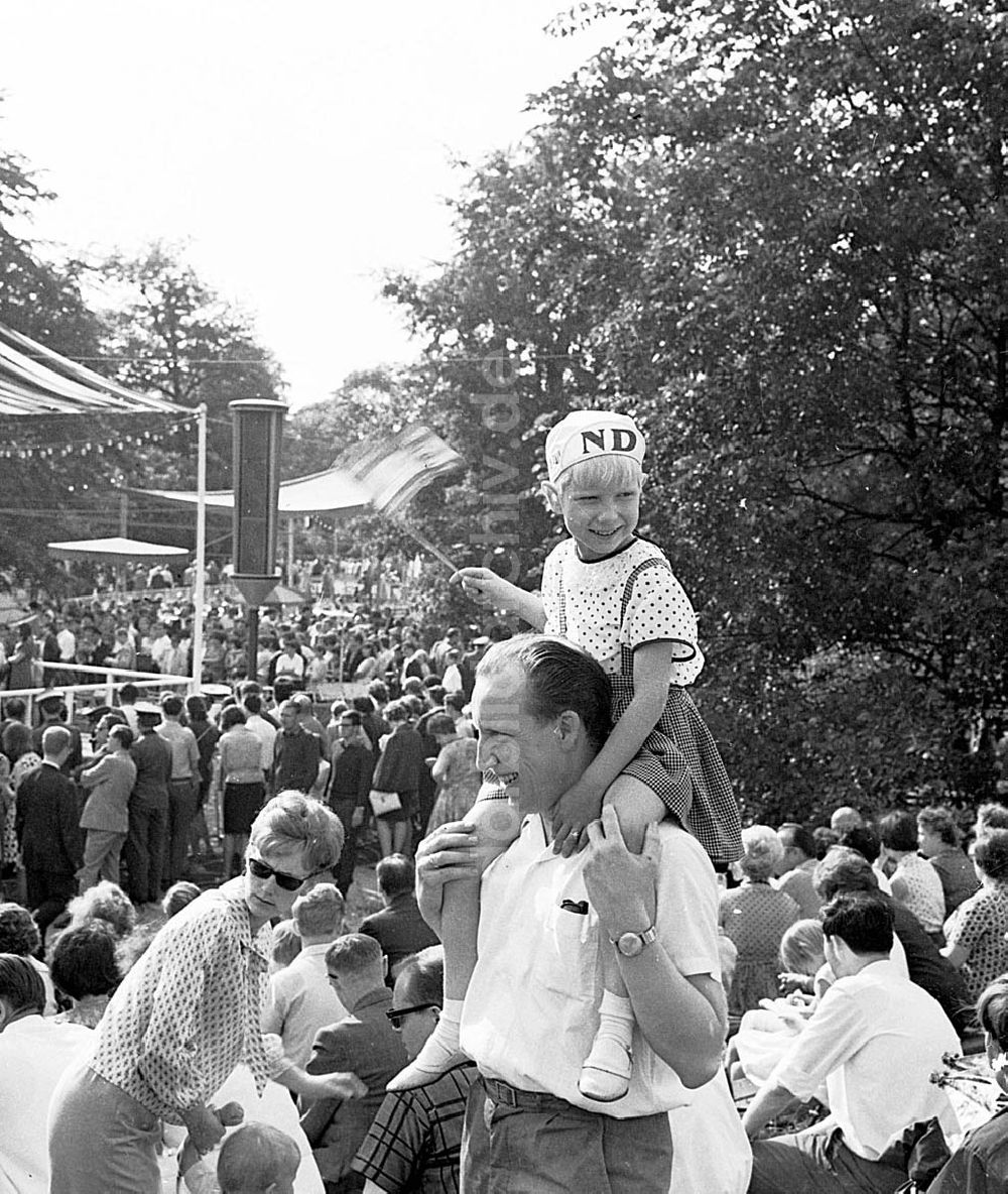 DDR-Fotoarchiv: - Pressefest des Neuen Deutschland Foto: Schönfeld Umschlagnr.: 1418