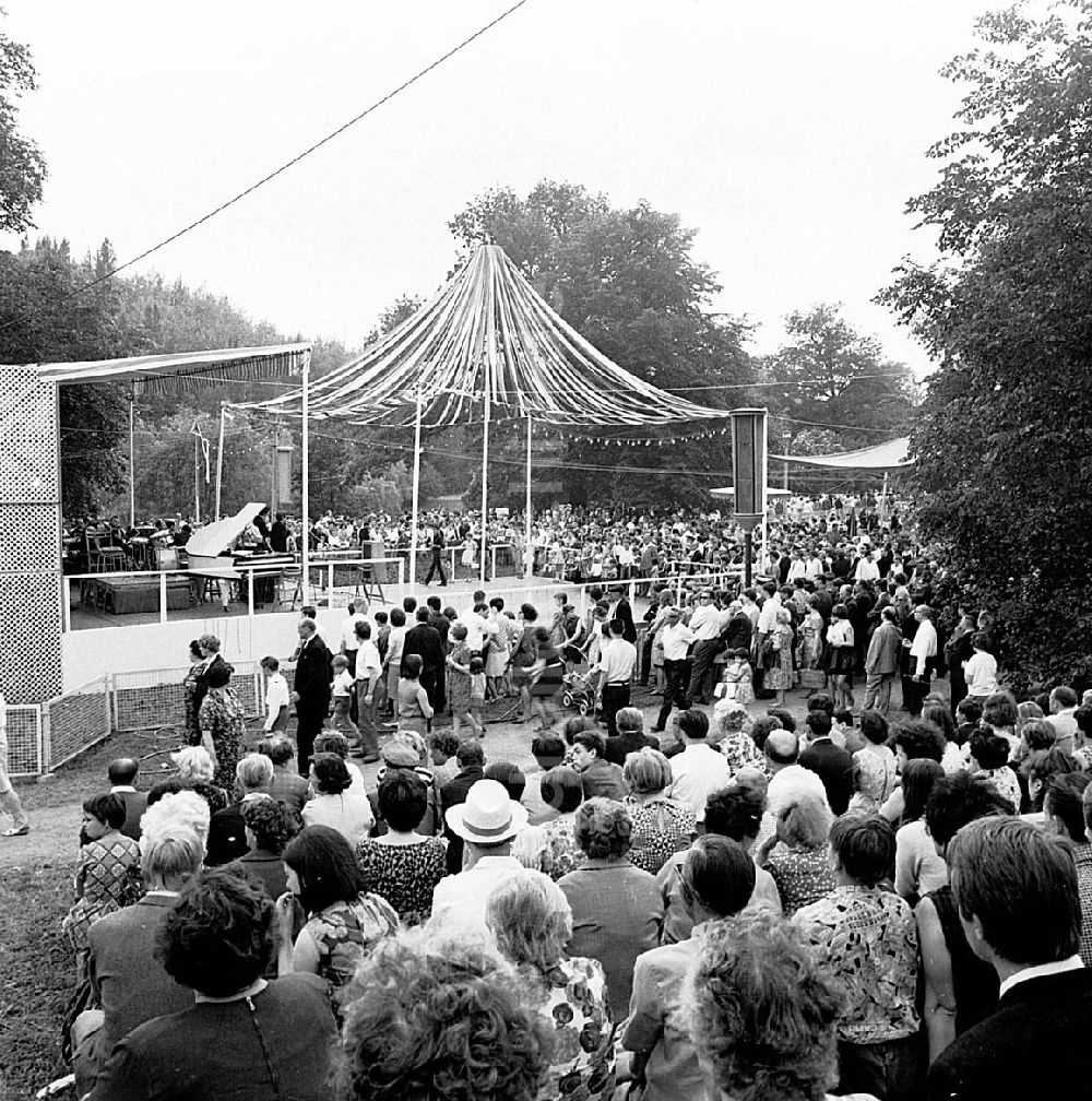 DDR-Fotoarchiv: - Pressefest des Neuen Deutschland Foto: Schönfeld Umschlagnr.: 1418