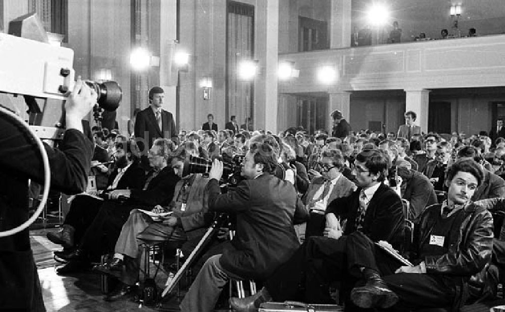 DDR-Bildarchiv: Eberswalde-Finow/ Brandenburg - Pressekonferenz Meyer-Becker am Bogensee (Brandenburg) nahe Eberswalde-Finow, Neues Deutschland Umschlagnr