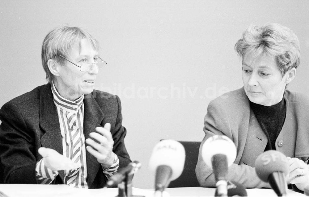 DDR-Bildarchiv: Berlin - Pressekonferenz Regine Hildebrandt und Sabine Bergmann gegen ABM-Stopp 28.02.1993