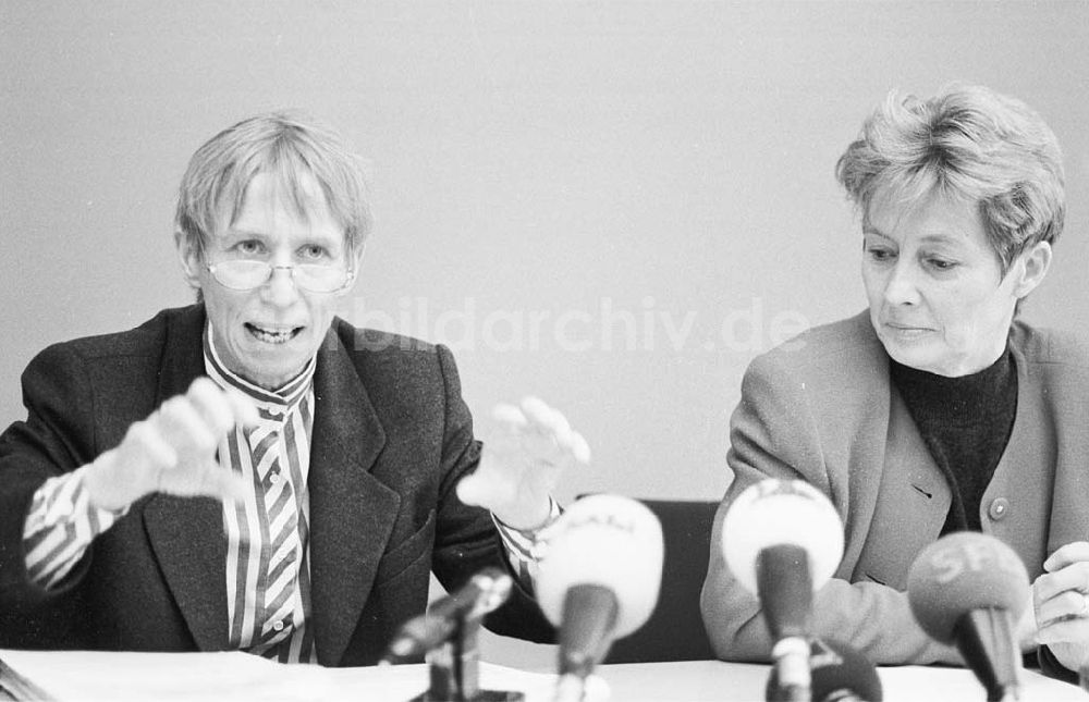 DDR-Fotoarchiv: Berlin - Pressekonferenz Regine Hildebrandt und Sabine Bergmann gegen ABM-Stopp 28.02.1993