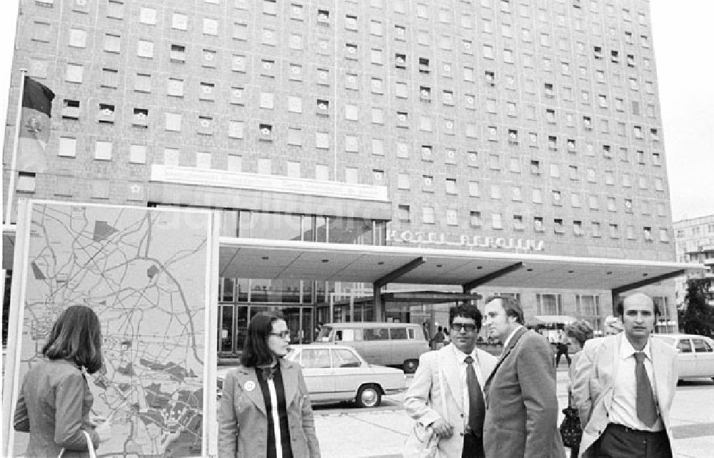 DDR-Fotoarchiv: Berlin Mitte - Pressezentrum Hotel Berolina Foto: Lange Foto-Tasche: 692