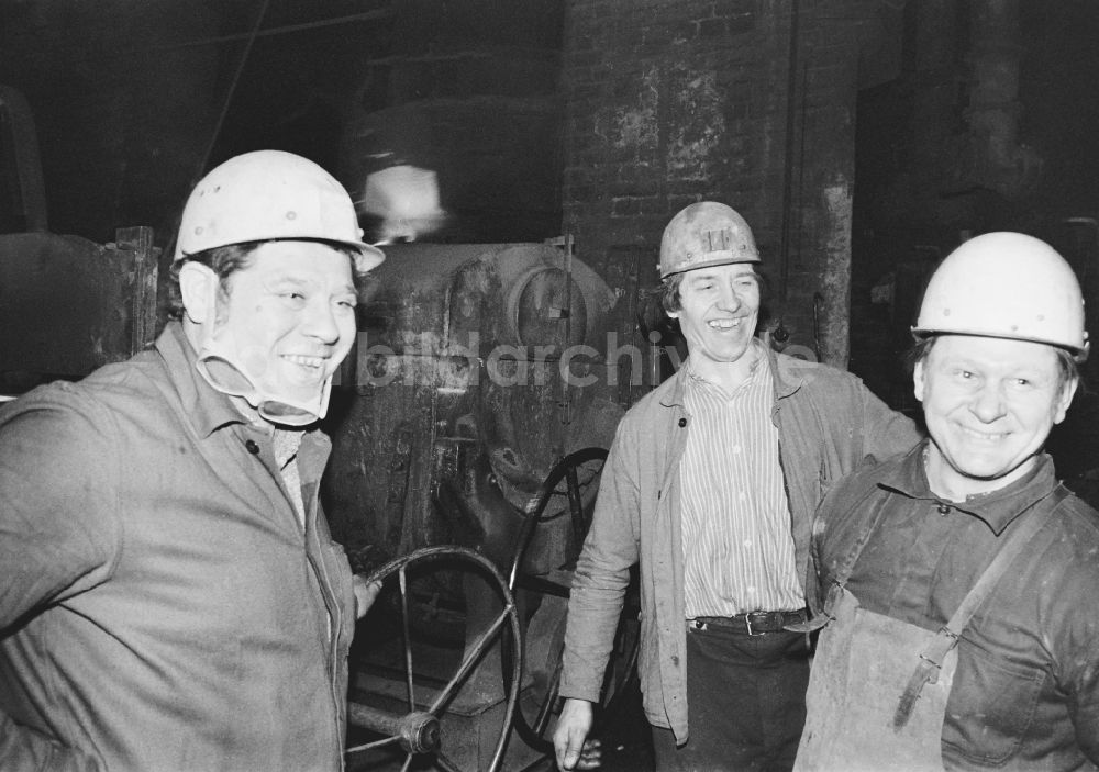 DDR-Fotoarchiv: Chemnitz - Karl-Marx-Stadt - Produktionsprozeß Abstich und Formerei im VEB Gießerei Rudolf Harlaß in Chemnitz - Karl-Marx-Stadt in der DDR