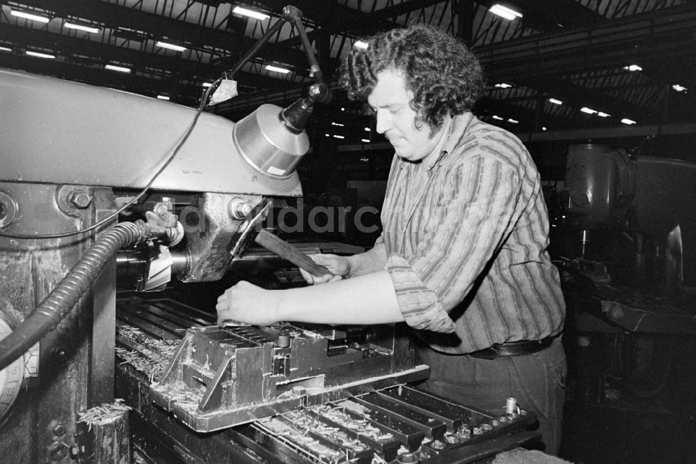 DDR-Fotoarchiv: Berlin - Produktionsprozeß an einer Fräsmaschine im EAW Elektro-Apparate-Werke Berlin-Treptow Friedrich Ebert in Berlin in der DDR