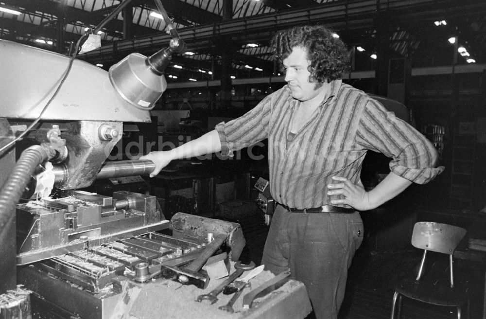 DDR-Bildarchiv: Berlin - Produktionsprozeß an einer Fräsmaschine im EAW Elektro-Apparate-Werke Berlin-Treptow Friedrich Ebert in Berlin in der DDR