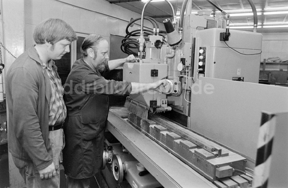 DDR-Fotoarchiv: Berlin - Produktionsprozeß an einer Fräsmaschine im EAW Elektro-Apparate-Werke Berlin-Treptow Friedrich Ebert in Berlin in der DDR