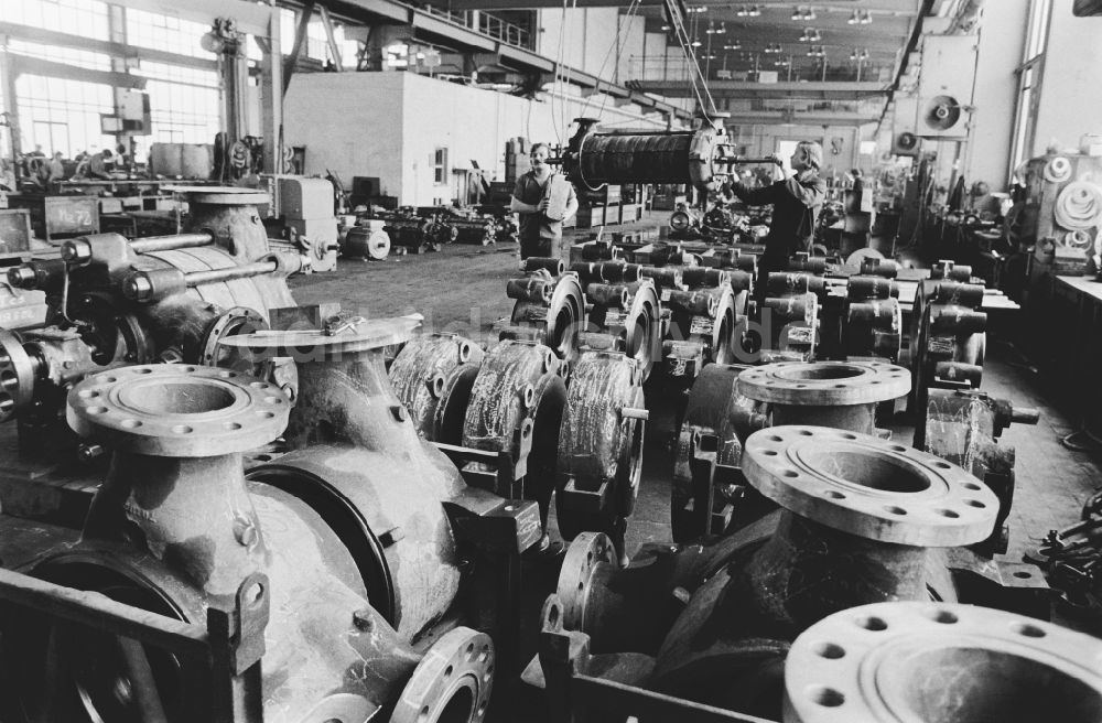 DDR-Bildarchiv: Halle (Saale) - Produktionsprozeß im VEB Industriewerk Halle-Nord in Halle (Saale) in der DDR